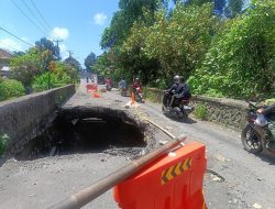 Dinas PUPR Gianyar Gerak Cepat Perbaiki Jalan Jebol di Desa Singakerta